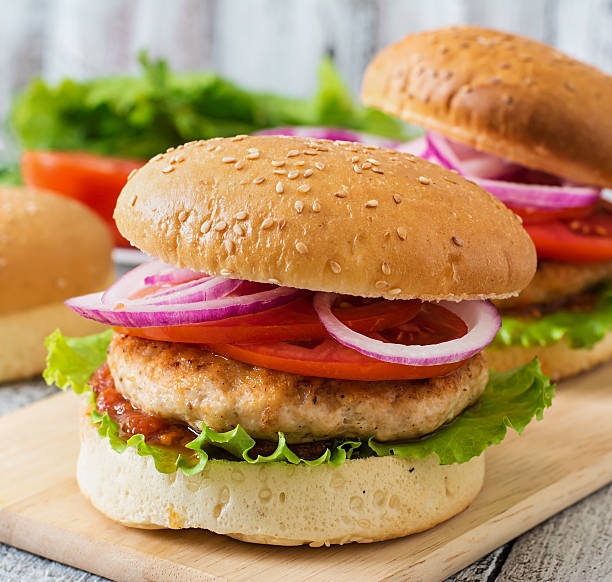 sanduíche com frango burger, tomate, da cebola e da alface vermelho - turkey burger imagens e fotografias de stock