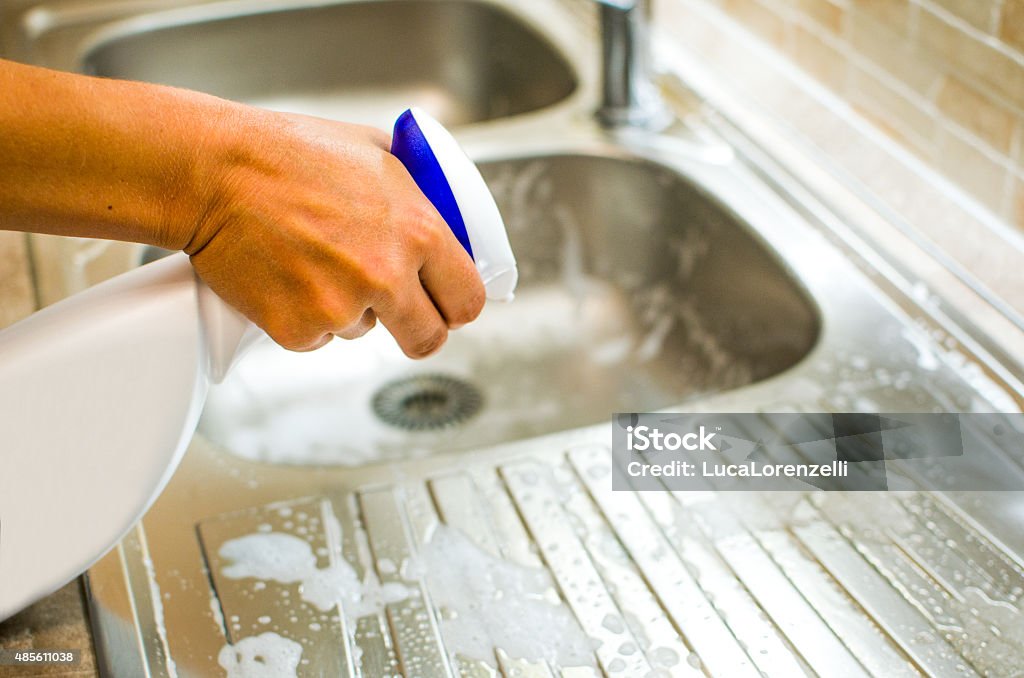 hand bei der Hausarbeit, in der Spüle mit spray-Putztuch - Lizenzfrei Gewerbliche Küche Stock-Foto