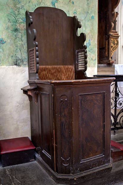 abierto confessional booth - confession booth church forgiveness wood fotografías e imágenes de stock