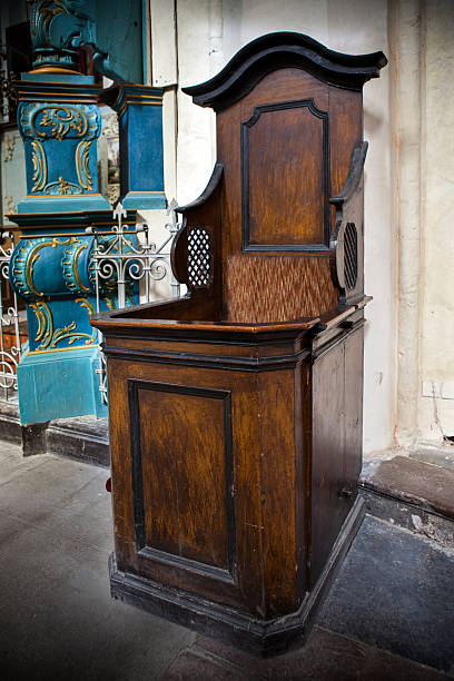 abierto confessional booth - confession booth church forgiveness wood fotografías e imágenes de stock