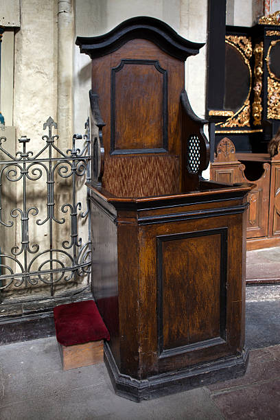 offene confessional booth - confession booth church wood forgiveness stock-fotos und bilder