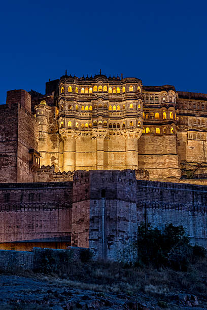 mehrangarh fort en jodhpur par nuit, rajasthan - mehrangarh photos et images de collection