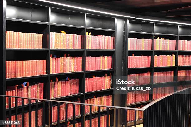 Libros Antiguos En La Biblioteca Moderna Foto de stock y más banco de imágenes de Biblioteca de derecho - Biblioteca de derecho, Biblioteca, Investigación