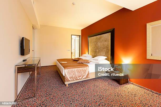 Cama De Casal Na Sala De Em Luxuoso Hotel - Fotografias de stock e mais imagens de Cama de Casal - Cama de Casal, Chão, Cores