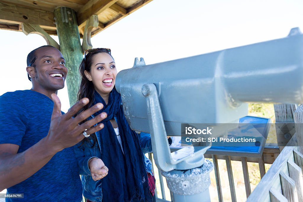 Pareja disfrutando de tiempo en lugar de interés de vacaciones - Foto de stock de Actividades recreativas libre de derechos