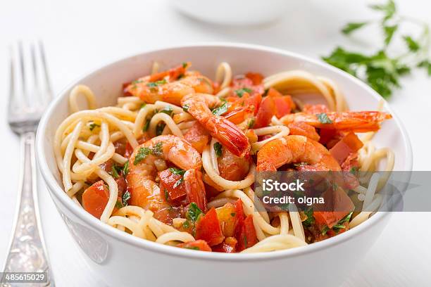 Photo libre de droit de Spaghettis Aux Crevettes Et À La Tomate Au Piment banque d'images et plus d'images libres de droit de Aliment - Aliment, Assiette, Blanc