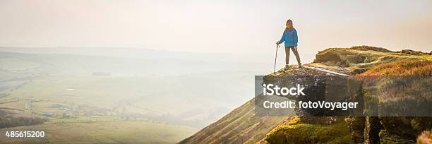 Photo libre de droit de Femme De Randonnée Dans Les Montagnes Brumeuses Crête Surplombant La Vallée Du Lever Du Soleil Panorama banque d'images et plus d'images libres de droit de Personne humaine