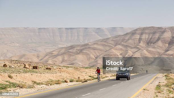 Асфальт Велоспорт В Иордании Пустыня — стоковые фотографии и другие картинки Автомобиль - Автомобиль, Кататься на велосипеде, Автомобиль класса SUV