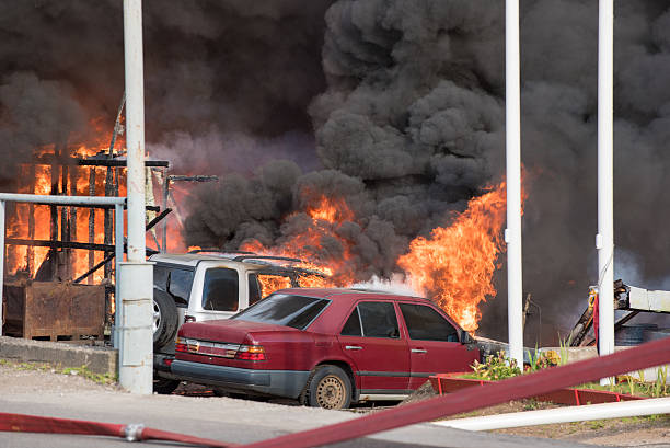 grande incendio di edifici e automobili - improvable foto e immagini stock