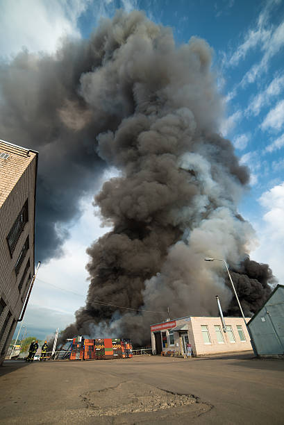 grande incendio di edifici e automobili - improvable foto e immagini stock