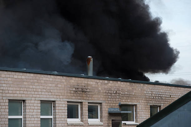 fuego de edificios - improvable fotografías e imágenes de stock