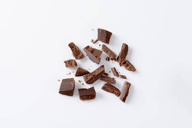 cortado em pedacinhos chocolate - isolated isolated on white studio shot food imagens e fotografias de stock
