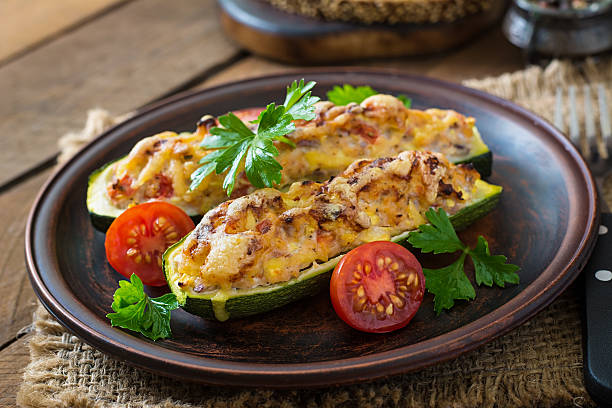 con pollo relleno de zucchini, cebolla tomates y quesos con galletas - stuffing fotografías e imágenes de stock