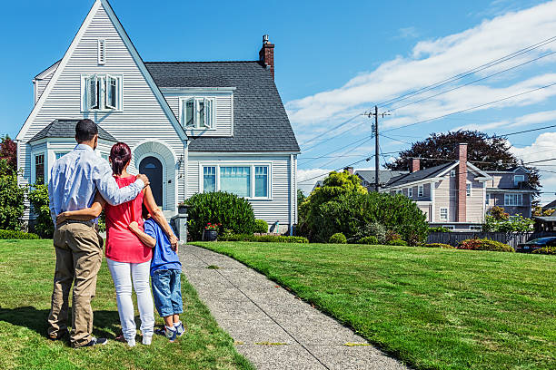 feliz família jovem admirar casa - multi ethnic group family child standing imagens e fotografias de stock