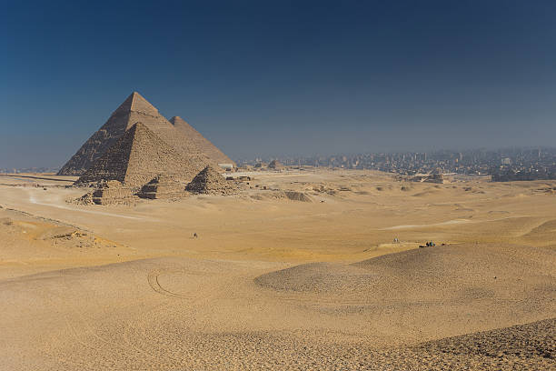 egipt.   kair-giza.   ogólny widok na piramidy - pyramid of mycerinus pyramid great pyramid giza zdjęcia i obrazy z banku zdjęć