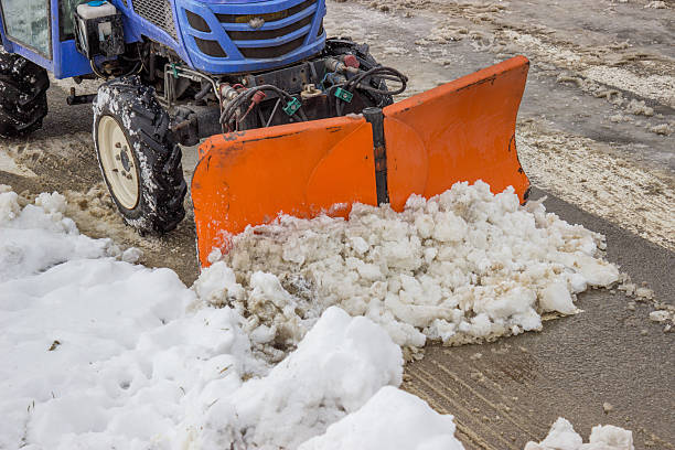 트랙터 제설기 는 청소 횡단보도 및 sprinkl - snow shovel glade removing 뉴스 사진 이미지