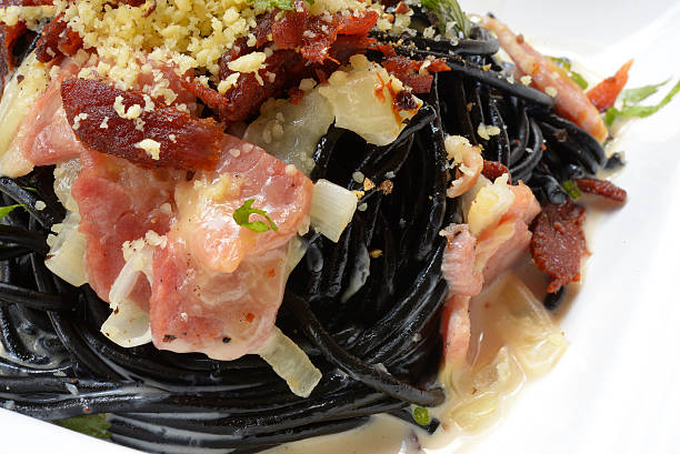 schwarzer tinte spaghetti cabonara - pasta cabonara stock-fotos und bilder