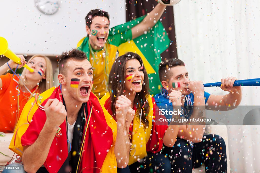 Multiétnico de gente haciendo win de favorito equipo de fútbol americano - Foto de stock de Aclamar libre de derechos