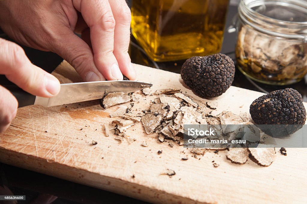 Black truffle and knife on wooden background - 免版稅松露 - 可食用菇類圖庫照片