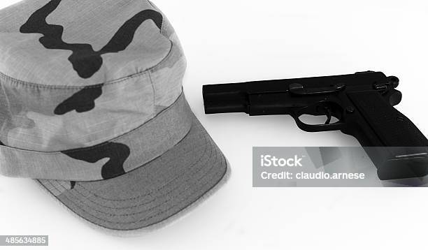 Pistola Con Tapa Blanco Y Negro Foto de stock y más banco de imágenes de Acero - Acero, Arma, Arma de mano