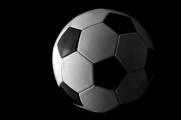 clásico de fútbol o fútbol de bola foto de estudio - low key lighting flash fotografías e imágenes de stock