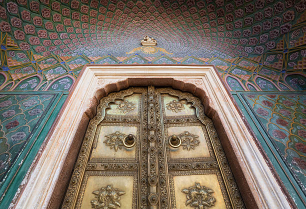 porta do palácio de jaipur - jaipur city palace imagens e fotografias de stock