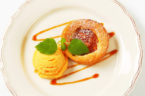 istock Mini apple tart with ice cream 485650033