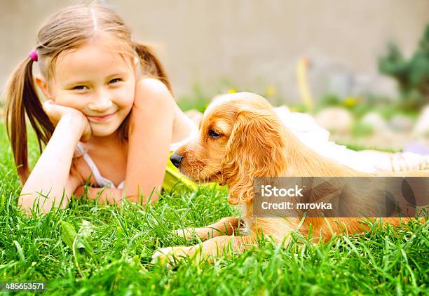 かわいい子犬とお子様 - 子供のストックフォトや画像を多数ご用意 - 子供, 庭, 犬