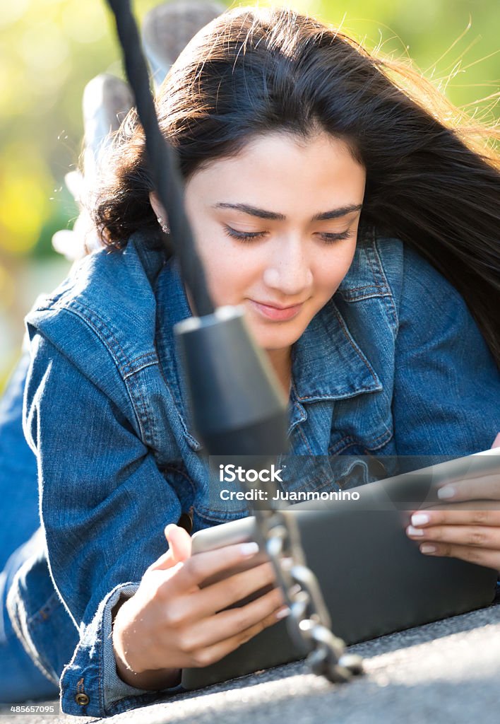 Młody hispanic Dziewczyna za pomocą jej tabletki elektronicznych - Zbiór zdjęć royalty-free (16-17 lat)