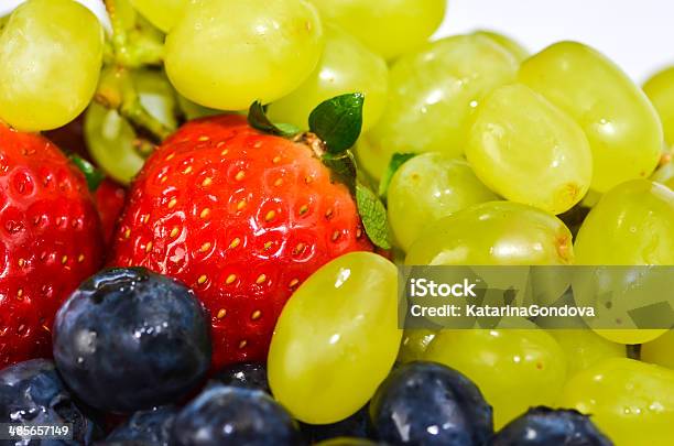 Fragola Uva E Bilberry - Fotografie stock e altre immagini di Alimentazione sana - Alimentazione sana, Bianco, Blu