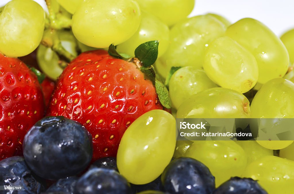 Morango, uvas e bilberry - Foto de stock de Alimentação Saudável royalty-free