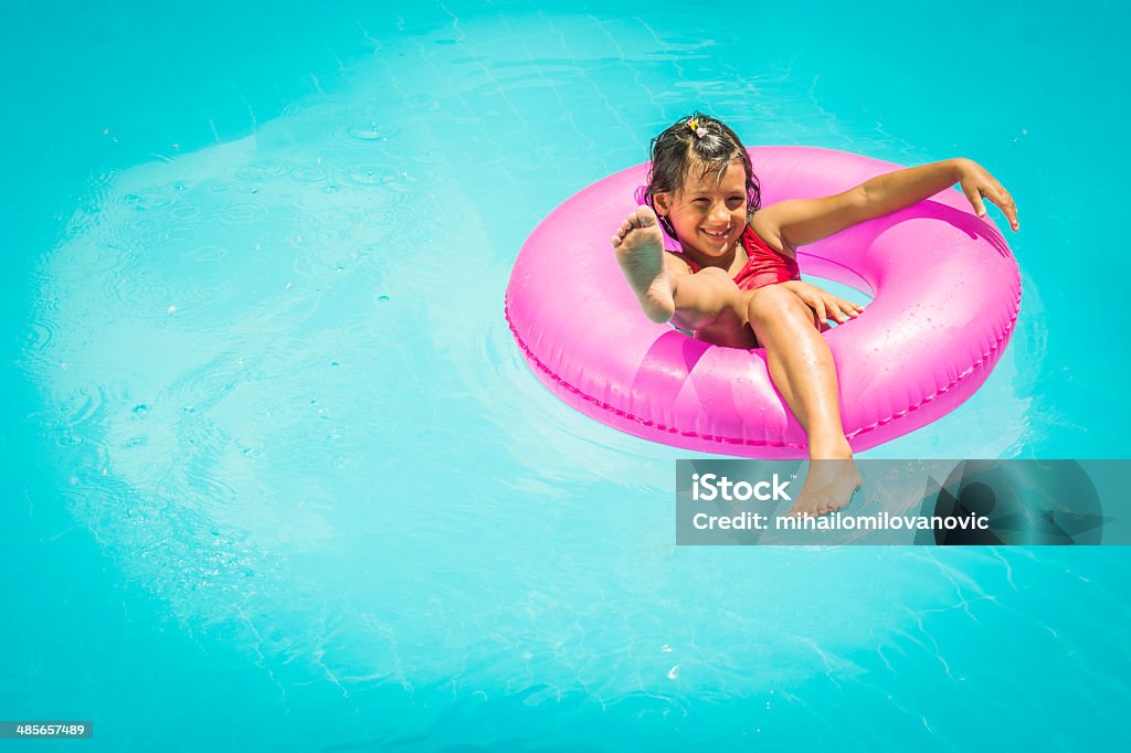 Niña en piscina - Foto de stock de Niño libre de derechos