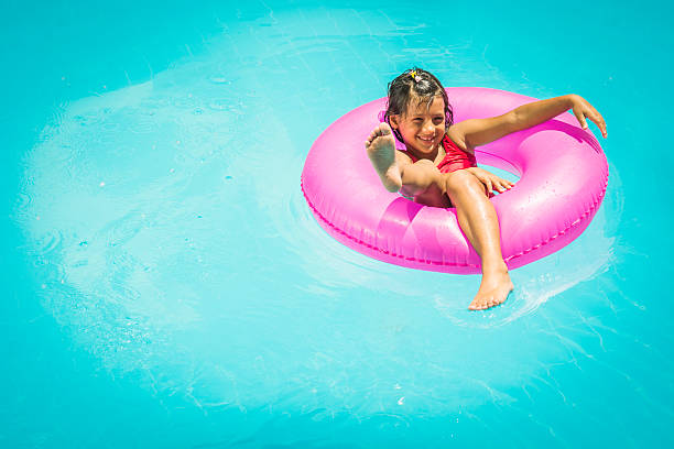 petite fille dans la piscine - swimming pool child swimming buoy photos et images de collection