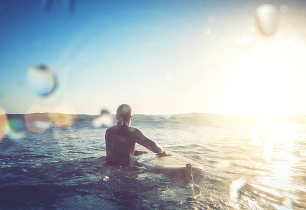 istock Surfer girls in action 485658016