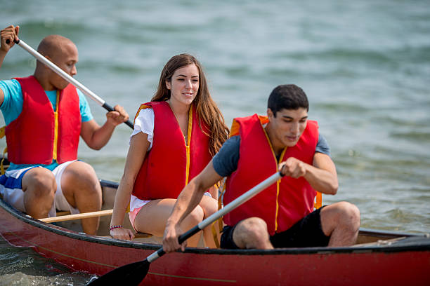 amici in canoa su un lago - canoeing people traveling camping couple foto e immagini stock