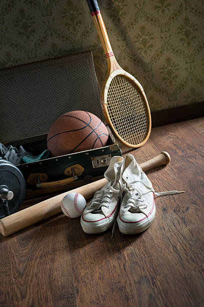 istock Vintage suitcase with sports equipment 485666486