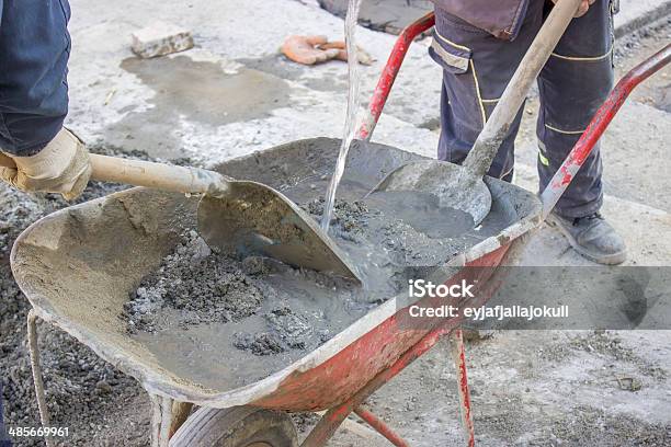 Lavoratori Di Miscelare Il Cemento A Mano In Carriola 3 - Fotografie stock e altre immagini di Acqua