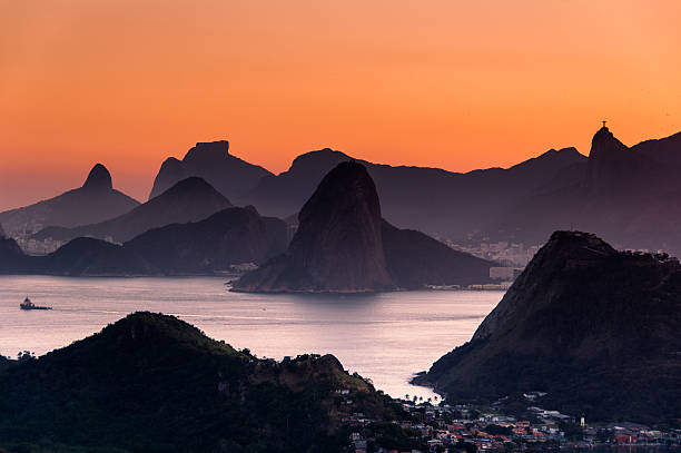 malownicze rio de janeiro po zachodzie słońca z widokiem na góry - brazil silhouette sunset guanabara bay zdjęcia i obrazy z banku zdjęć