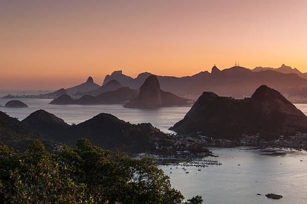 malownicze rio de janeiro po zachodzie słońca z widokiem na góry - brazil silhouette sunset guanabara bay zdjęcia i obrazy z banku zdjęć