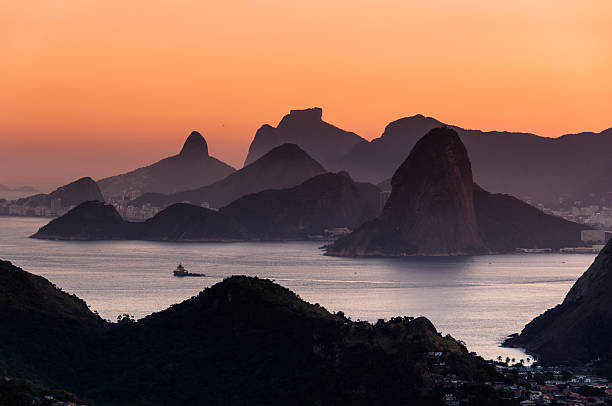 malownicze rio de janeiro po zachodzie słońca z widokiem na góry - brazil silhouette sunset guanabara bay zdjęcia i obrazy z banku zdjęć