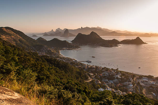 malownicze rio de janeiro po zachodzie słońca z widokiem na góry - brazil silhouette sunset guanabara bay zdjęcia i obrazy z banku zdjęć