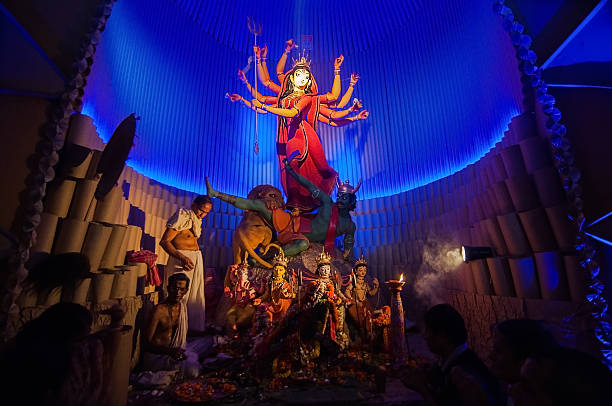 kolkata, inde - 12 octobre 2013: fête du durga puja - hinduism goddess ceremony india photos et images de collection