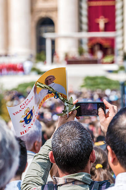 fedele con bandiera di papa francesco e un ramoscello d'ulivo - lake angelus foto e immagini stock