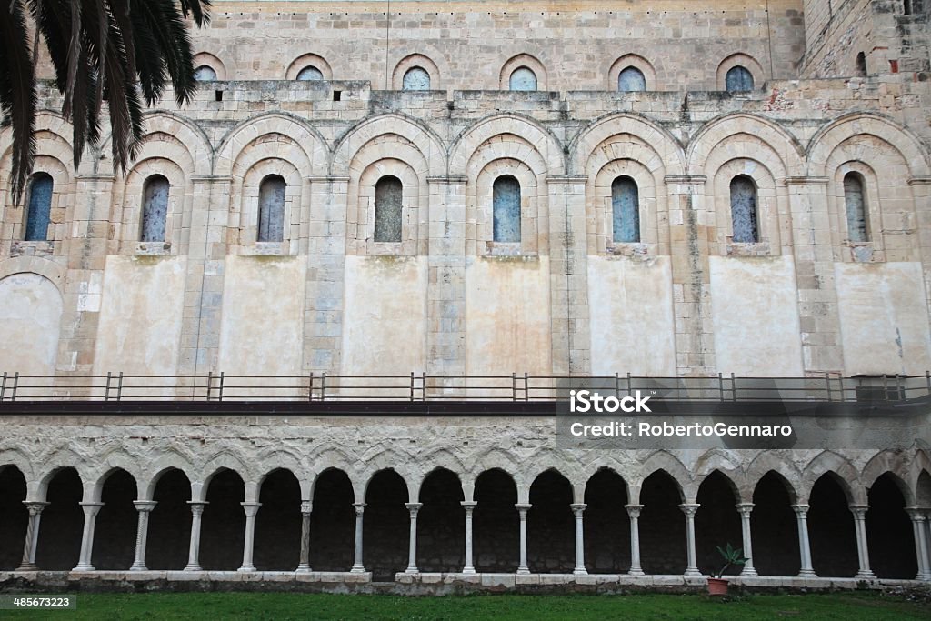 Côté de la façade de la cathédrale de la Sicile Cefalu - Photo de Abbaye libre de droits