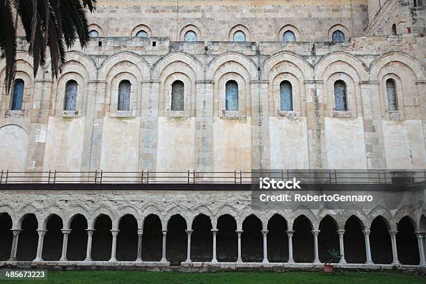サイドシチリアチェファルー大聖堂の正面玄関 - やしの葉のストックフォトや画像を多数ご用意 - やしの葉, アーケード, イタリア