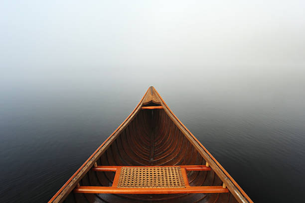 Bela canoa em névoa e águas suaves - foto de acervo
