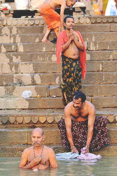 varanasi sagrada lugar do ganges - morning river ganges river varanasi imagens e fotografias de stock