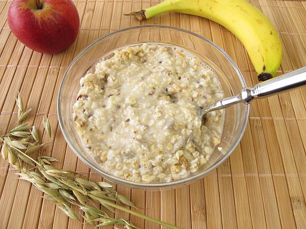 gachas de avena y frutas - ballaststoffe fotografías e imágenes de stock