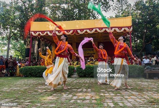 Männer Tänzer In Holifest Indien Stockfoto und mehr Bilder von Ankunft - Ankunft, Ankunfts- und Abfahrtstafel, Anziehen