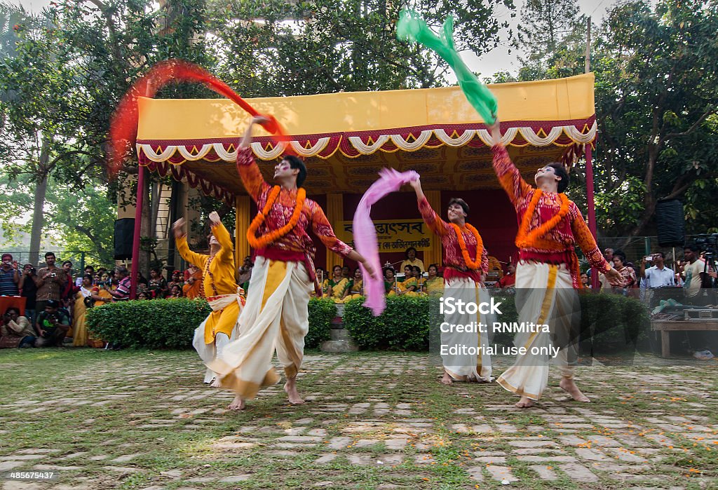남성 댄서 공연 in 홀리 이뤄보세요, 인도 - 로열티 프리 Carnival 스톡 사진